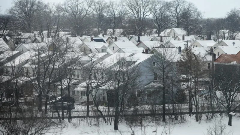 More homes pulled from the market as delistings hit a 10-year high, with buyers backing out